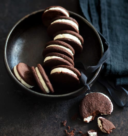 Dark chocolate cookies with cream cheese filling