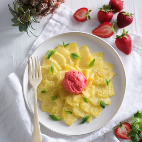 Pineapple carpaccio and strawberry sorbet (Thermomix® Cutter, TM6)
